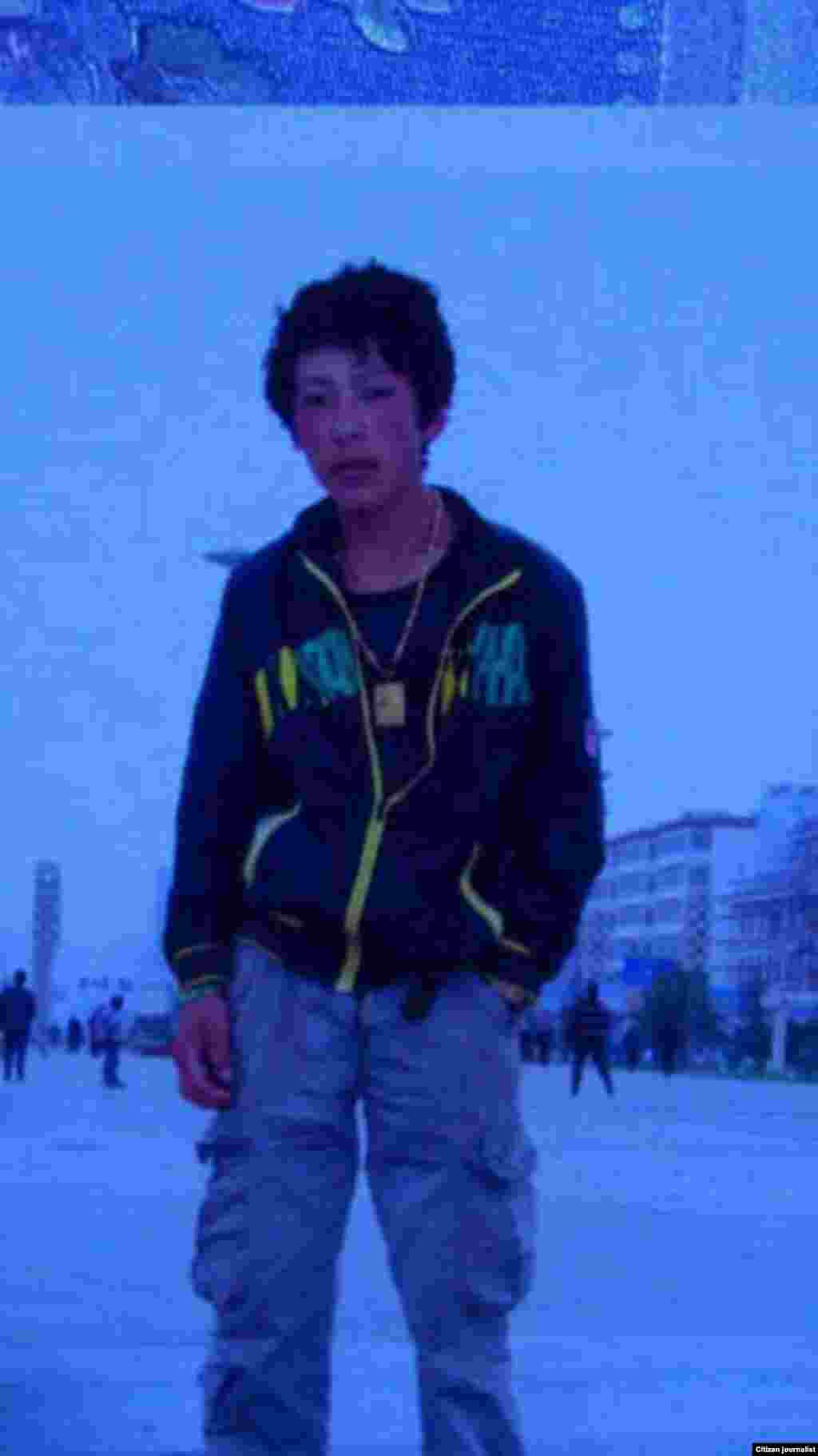 18岁的藏族青年贡曲次仁在甘肃省甘南州夏河县为抗议中国的西藏政策自焚身亡。这是他生前的照片。(当地民众提供给美国之音藏语组)