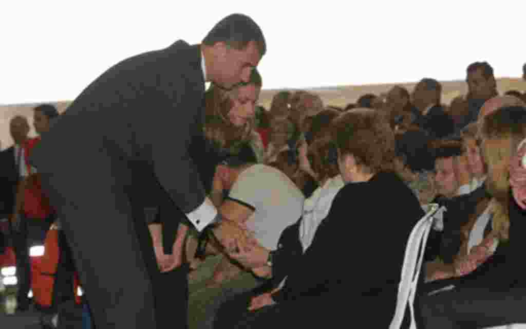 El príncipe Felipe de Borbón y la princesa Letizia abrazaron a los familiares, arropados por un pueblo conmovido por la tragedia