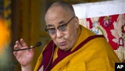 El líder espiritual del Tíbet, el Dalai Lama, dice ser el blanco de un atentado del gobierno chino, usando pelo envenenado que se suponía iba a tocar al dar la bendición.