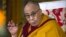 El líder espiritual del Tíbet, el Dalai Lama, dice ser el blanco de un atentado del gobierno chino, usando pelo envenenado que se suponía iba a tocar al dar la bendición.