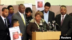 Bà Samaria Rice, mẹ của Tamir Rice, cậu bé 12 tuổi bị cảnh sát Cleveland bắn, phát biểu trong một buổi họp báo ở nhà thờ Olivet, Cleveland, Ohio, ngày 8 tháng 12 năm 2014.