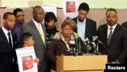 Samaria Rice (tengah), ibu kandung alm. Tamir Rice, berbicara kepada media di Cleveland, Ohio (foto: dok).