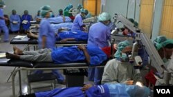 Sekelompok dokter melangsung operasi katarak massal di Tangerang, Banten (foto: dok). Mahalnya biaya kuliah kedokteran membuat pendidikan kedokteran hanya terjangkau kalangan tertentu.