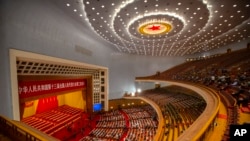 中國全國人大代表來到在北京人民大會堂參加大會閉幕式。（2020年5月28日）