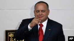 Diosdado Cabello, presidente de la Asamblea Nacional Venezolana, afirma que el objetivo de publicar ese tipo de noticias es "debilitar al Estado, debilitar al gobierno".