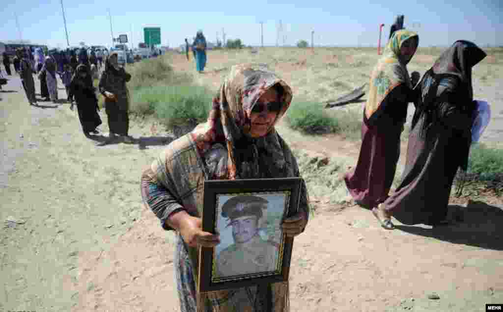 تشییع جنازه غواص کشته شده در جنگ ایران و عراق در منطقه مرزی اینچه برون استان گلستان