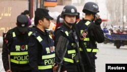 中国武警在新疆喀什的一条街道上站岗巡逻 （2017年3月24日）