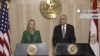 اعلام برقراری آتش بس توسط وزیر امور خارجه مصر (راست) با همراهی وزیر امور خارجه آمریکا