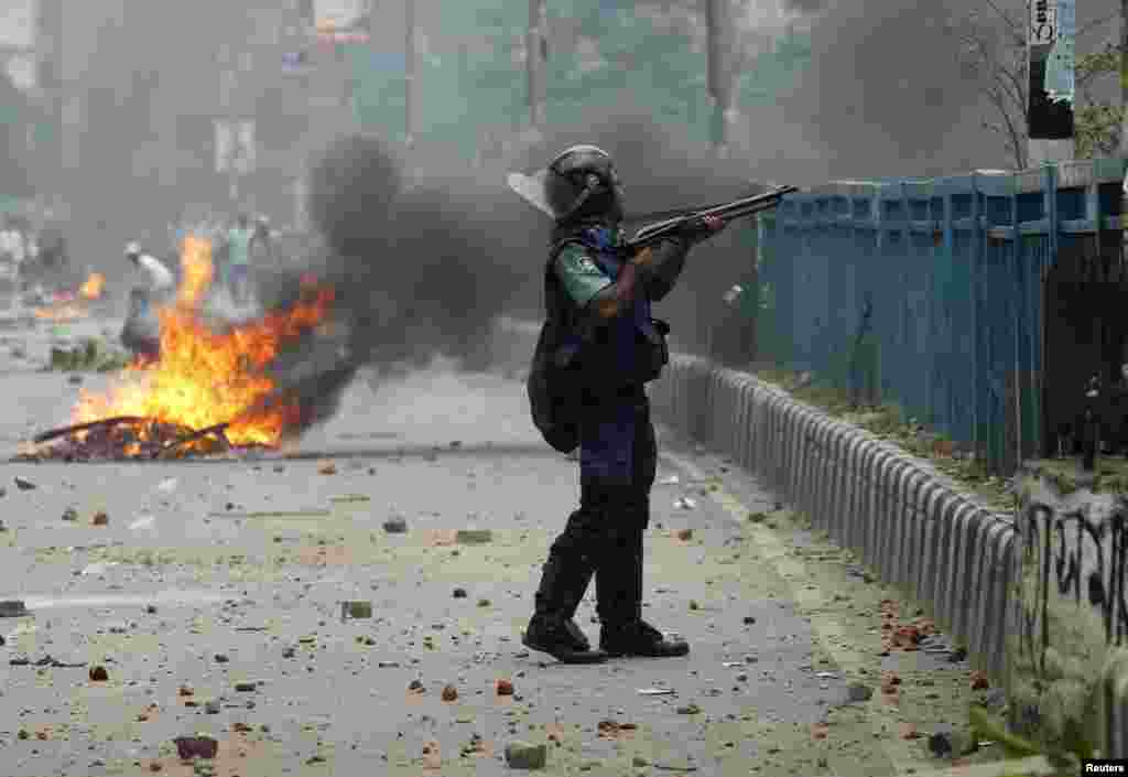 بنگلہ دیش کے دارالحکومت ڈھاکہ میں مظاہرین اور پولیس کے درمیان جھڑپیں