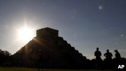 Pirámide Kukulcán, en Chichen Itzá, en México, donde el sol ha vuelto a salir este día... como en todo el mundo.