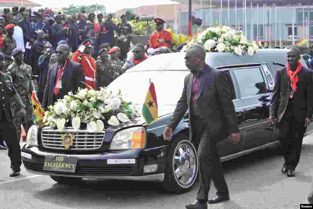 A hearse carries the body of late President John Atta Mills to the parliament in Accra, Ghana, August 8, 2012.