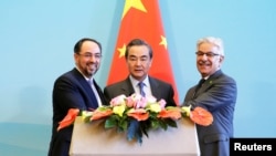 Từ trái qua, Bộ trưởng Ngoại giao Afghanistan Salahuddin Rabbani, Bộ trưởng Ngoại giao Trung Quốc và Bộ trưởng Ngoại giao Pakistan Khawaja Asif dự cuộc họp báo ở Bắc Kinh, Trung Quốc, ngày 26 tháng 12, 2017.