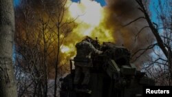 Українські військовослужбовці ведуть вогонь із самохідної гаубиці 2С5 Гіацинт-С по російських військах біля Бахмута, 5 березня 2023. REUTERS/Anna Kudriavtseva