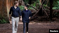 Pangeran Harry dan Meghan, Duchess of Sussex, berjalan-jalan di hutan Redwoods di Rotorua, Selandia, 31 Oktober 2018.