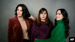 لیلا محمدی، مریم کشاورز، و نیوشا نور در فیلم «نسخه ایرانی». 