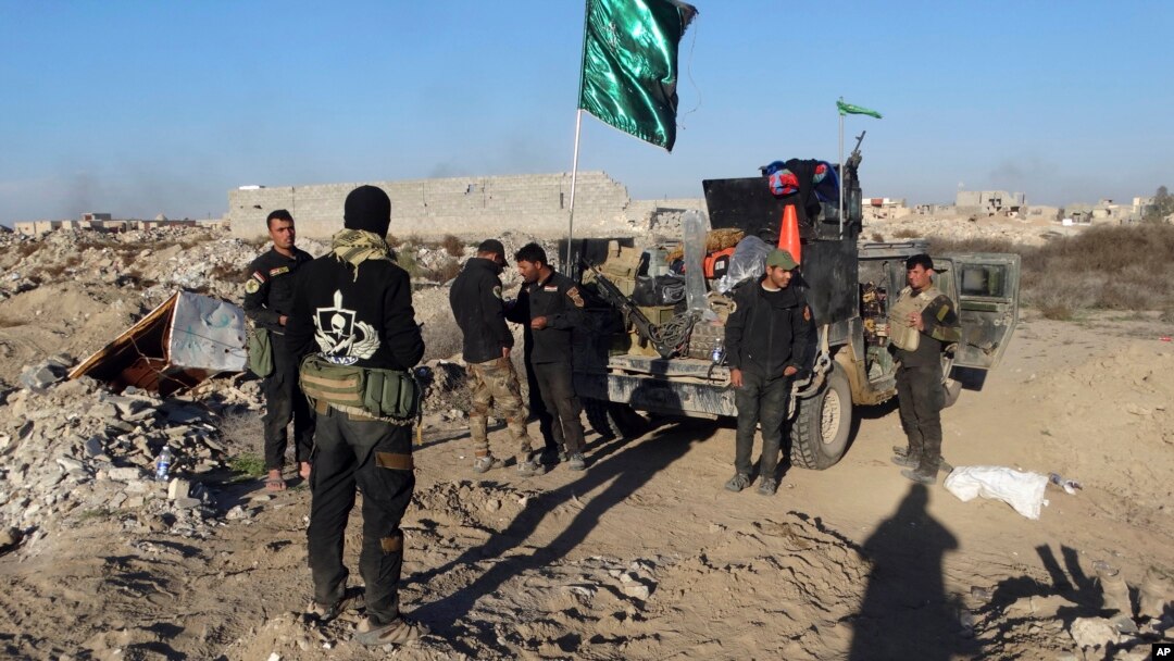 Pasukan Irak memasuki kawasan Huz yang rusak berat di Ramadi, 115 kilometer sebelah barat Baghdad, 26 Desember 2015. 
