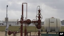 Natural gas is pumped from the ground of the Beaumont Municipal Airport in Beaumont, Texas, November 2010. (file photo)