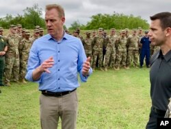 패트릭 섀너핸 미 국방장관 지명자가 지난 11일 텍사스 주 국경도시인 매컬런을 방문했다.