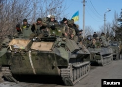 Quân đội Ukraine rời khỏi khu vực Debaltseve, miền đông Ukraine gần Artemivsk, 18/2/2015.