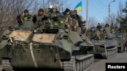 Украинские военнослужащие на бронемашинах покидают район Дебальцево. Населенный пункт Артемовск, Украина. 18 февраля 2015 г.