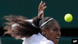 Petenis AS Serena Williams mengembalikan servis ke petenis Jerman, Julia Gorges, dalam semifinal tunggal putri di turnamen tenis Wimbledon, di London, Kamis, 12Juli 2018.
