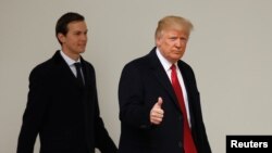 도널드 트럼프(오른쪽) 대통령이 사위인 제러드 쿠슈너 선임고문과 지난 3월 백악관 경내를 함께 걸으며 엄지 손가락을 세워보이고 있다. 
