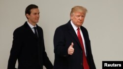 Presiden AS Donald Trump (kanan) bersama Jared Kushner, pembantu senior Gedung Putih yang juga suami putrinya, Ivanka Trump, di Washington DC (15/3).