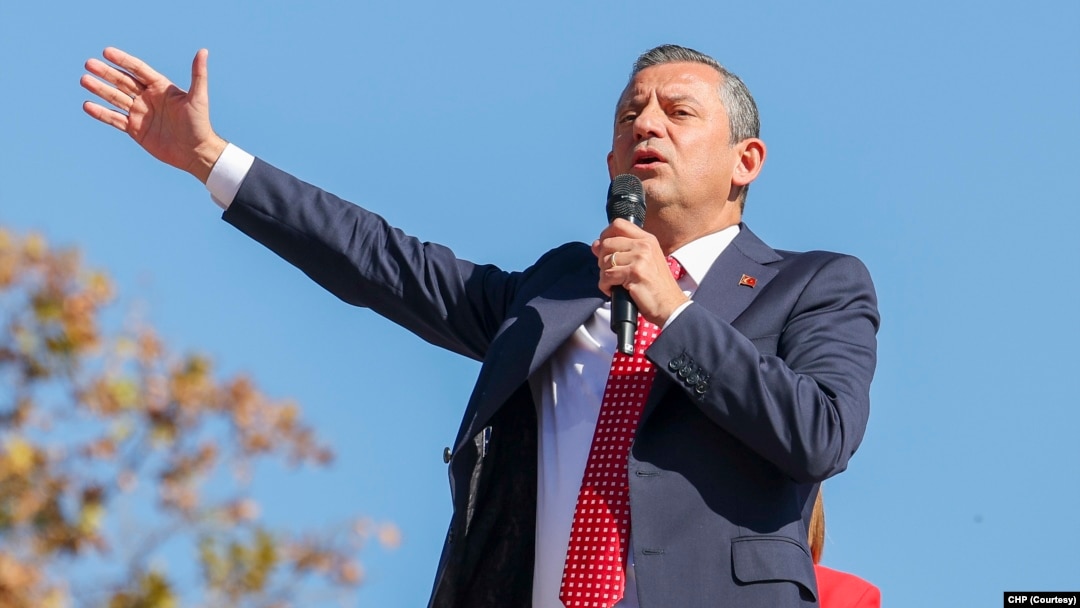 İstanbul'daki milletvekili kampı öncesi gazetecilerin sorularını yanıtlayan CHP Genel Başkanı Özgür Özel, partisinin erken seçime hazır olduğunu söyledi. (ARŞİV)