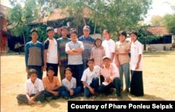 រូបថតឯកសារ៖ លោក ស្រី បណ្តូល ពេលថតជាមួយមិត្តភក្តិដែលបានរួមគំនិតគ្នាបង្កើតអង្គការហ្វារពន្លឺសិល្បៈ និងកូនសិស្សដំបូងរបស់អង្គការហ្វារ នៅខេត្តបាត់ដំបង កាលពីឆ្នាំ ១៩៩៩។ (រូបថតផ្តល់ឲ្យដោយហ្វារពន្លឺសិល្បៈ)