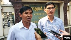 Uon Chhin and Yeang Sotheatin, former Radio Free Asia journalists talk to reporters in front of the Appeals Court in Phnom Penh, Monday, January 20, 2020. (Kann Vicheika/VOA Khmer) 