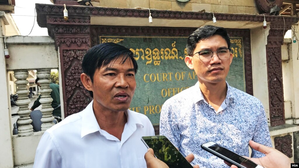 លោក អ៊ួនឈិន និងលោកយាង សុធារិន្ទ អតីតអ្នកសារព័ត៌មានវិទ្យុអាស៊ីសេរី ផ្តល់សម្ភាសន៍ដល់អ្នកសារពត៌មាននៅខាងមុខសាលាឧទ្ធរណ៍ក្រោយចេញពីសវនាការនៅថ្ងៃទី២០ ខែមករា ឆ្នាំ២០២០។ (កាន់ វិច្ឆិកា/VOA)