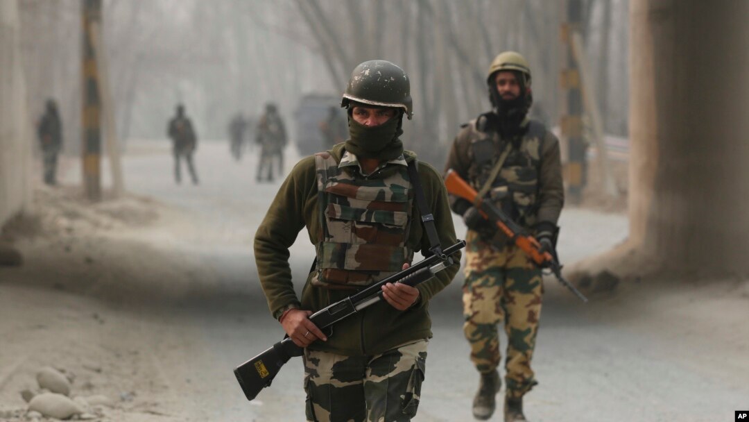 Pasukan India memblokade lokasi dalam pertempuran melawan militan di Arwani, selatan Srinagar, Kashmir-India (foto: dok). 