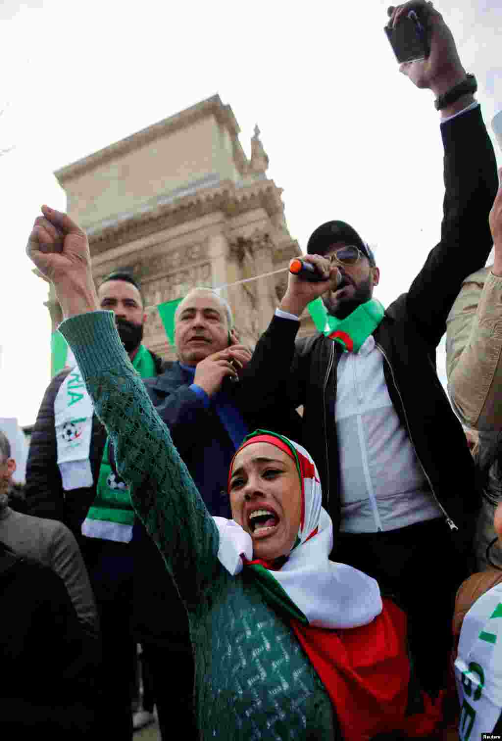 Walgeria wapinga Rais Bouteflika kugombania mhula wa 5 wakiwa Marseille Ufaransa