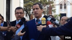 "La estrategia es sustituir, producir una transición, es generar presión y construir mayoría", afirmó a medios el presidente interino de Venezuela Juan Guaidó.