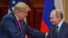 Presiden AS Donald Trump (kiri) dan Presiden Rusia Vladimir Putin berjabat tangan sebelum menghadiri konferensi pers bersama setelah pertemuan di Istana Kepresidenan di Helsinki, pada 16 Juli 2018. (Foto: AFP)