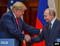 Presiden AS Donald Trump (kiri) dan Presiden Rusia Vladimir Putin berjabat tangan sebelum menghadiri konferensi pers bersama setelah pertemuan di Istana Kepresidenan di Helsinki, pada 16 Juli 2018. (Foto: AFP)