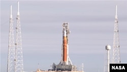 2026년 2월 25일, NASA의 크롤러 트랜스포터 2호가 오리온 우주선을 이동식 발사대에 장착한 아르테미스 II SLS(우주발사시스템) 로켓을 운반하고 있다.