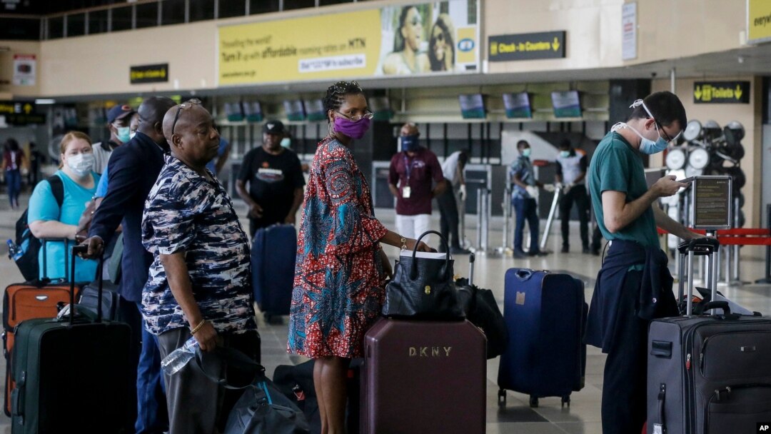 Abanyamerika bari ku murongo ku kibuga c'indege barindiriye gutahukwnwa muri Amerika ku kibuga c'indege mpuzamakungu i Lagos.