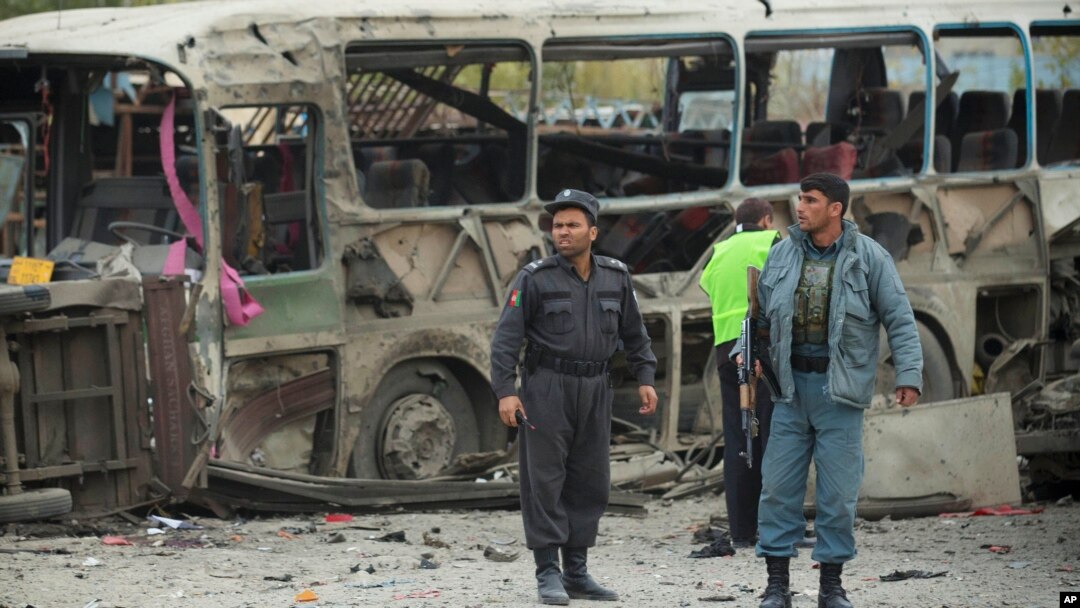 Polisi Afghanistan mengamankan lokasi ledakan bom mobil bunuh diri di Kabul (16/11). (AP/Anja Niedringhaus)