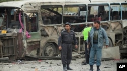 Polisi Afghanistan mengamankan lokasi ledakan bom mobil bunuh diri di Kabul (16/11). (AP/Anja Niedringhaus)