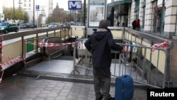 Brüksel'de yeni güvenlik önlemlerinin bir parçası olarak metro tren seferleri de durduruldu.