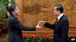 آنتونی بلینکن، وزیر امئر خارجه آمریکا (چپ) و همتای چینی او، وانگ یی، آرشیو