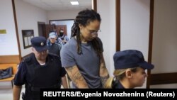 美国女子篮球明星布兰妮·格里纳（Brittney Griner）周四（8月4日）在俄罗斯法庭。法官将对她携带大麻制品进入俄罗斯宣布判决。