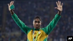 La Sud-africaine Caster Semenya salue son public après avoir remporté la médaille d'or lors de la finale 800 m femme à Rio de Janeiro, Brésil, le 20 août 2016.