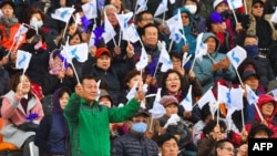 지난달 29일 한국 춘천에서 열린 남북한 유소년 축구 시합에서 관중들이 한반도기를 흔들며 응원하고 있다.