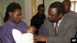 Zimbabwean PM Morgan Tsvangirai greets a mother and child in the children's wing of Harare Central Hospital. (File Photo)