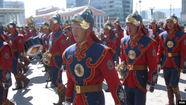 烏蘭巴托街頭的蒙古軍樂隊。