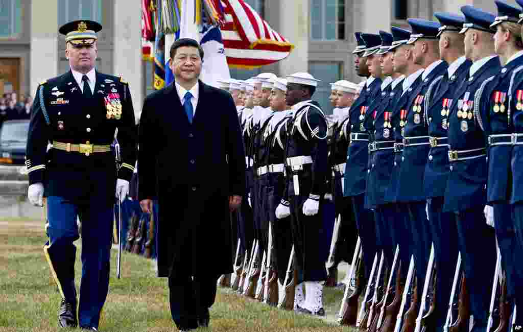 2012年2月14号，美国陆军上校戴维•安德斯(左)伴随中国国家副主席习近平检阅仪仗队。