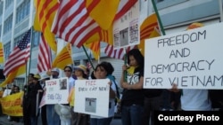 Một cuộc biểu tình ở hải ngoại, bày tỏ tinh thần yểm trợ cho những người tranh đấu cho tự do dân chủ ở quê nhà. (ảnh Bùi Văn Phú)