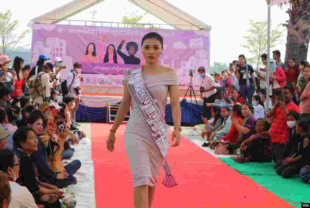 A women performs fashion show with slogans to promote respect for women&#39;s rights as groups of citizens, workers, and civil society representatives celebrate the 109th International Women Rights Day at Freedom Park in March 8, 2020. (Kann Vicheika/VOA Khmer)